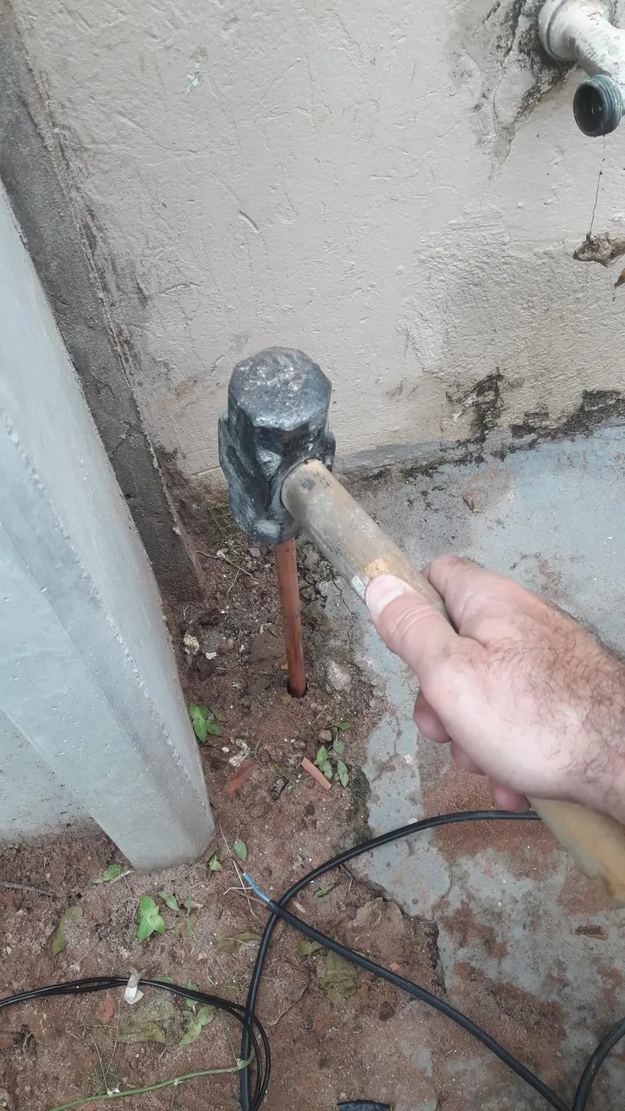 Cravação de haste de aterramento