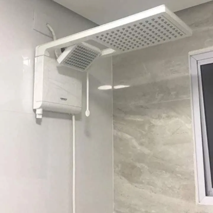 Chuveiro elétrico instalado em banheiro