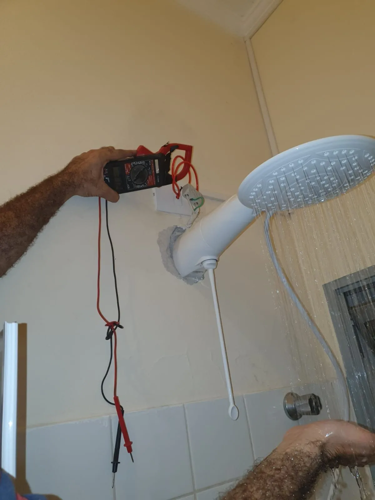 Medição elétrica na instalação de chuveiro