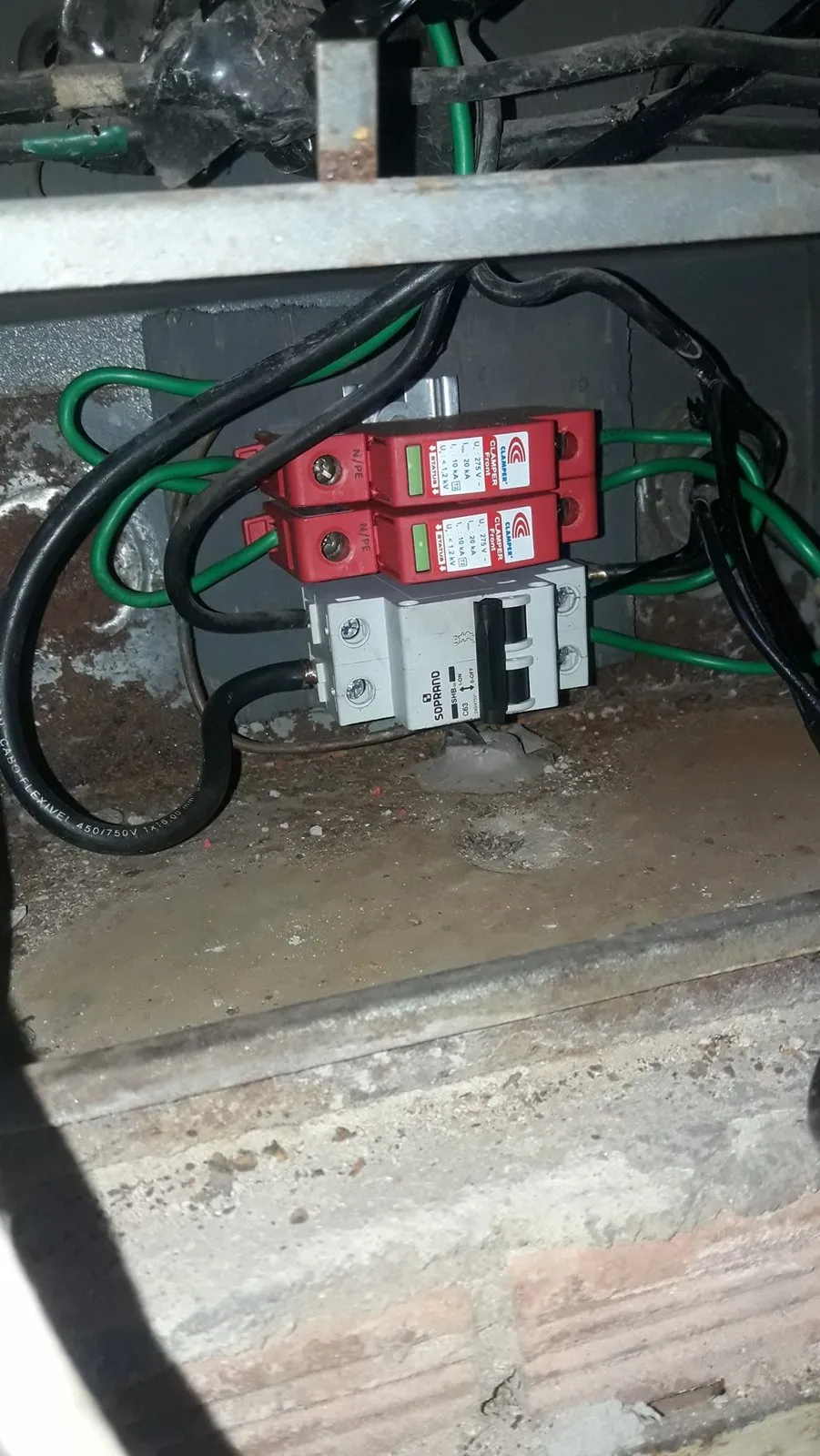 DPS e disjuntor instalados no padrão de entrada
