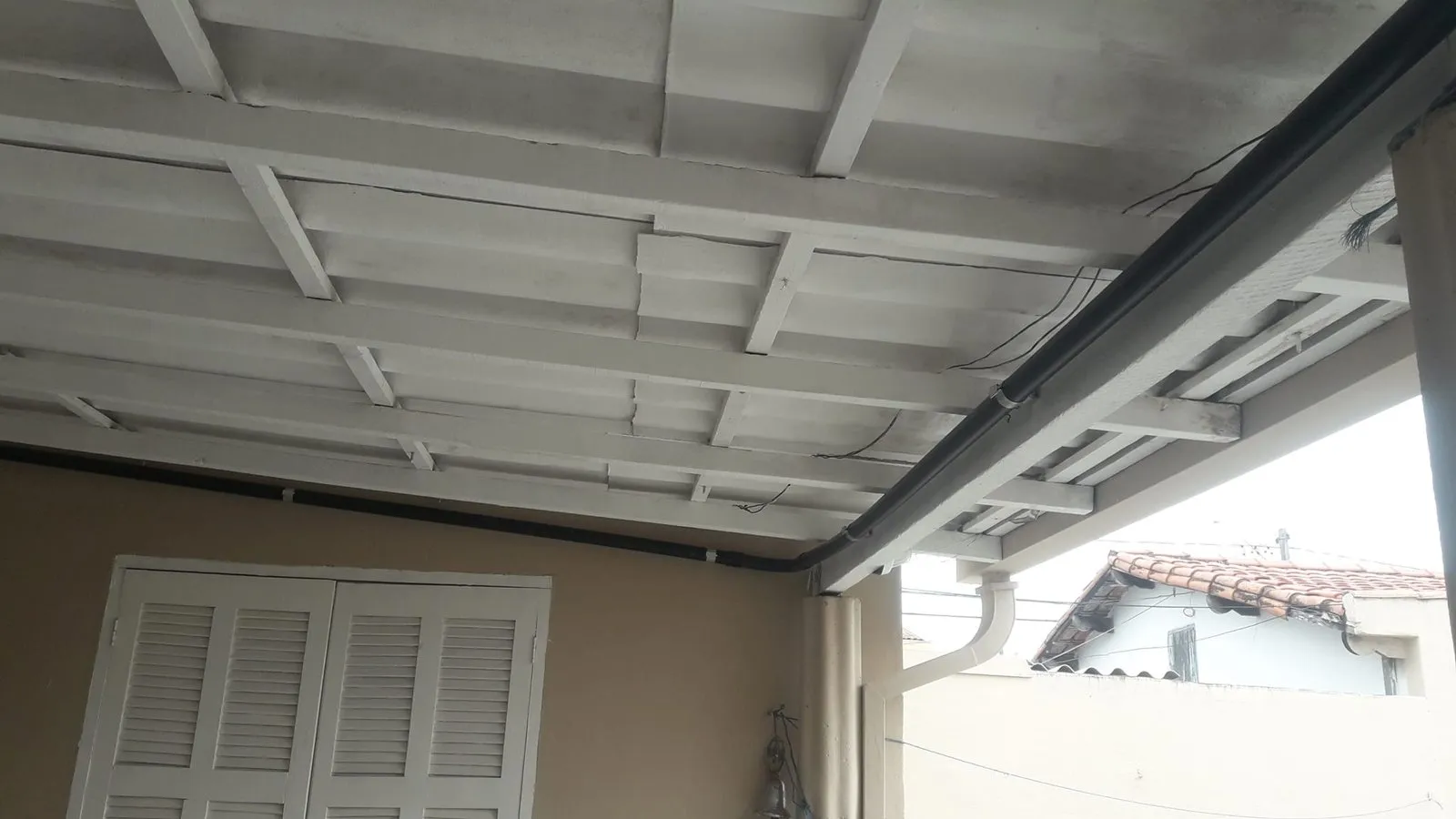 Eletroduto aparente instalado em varanda