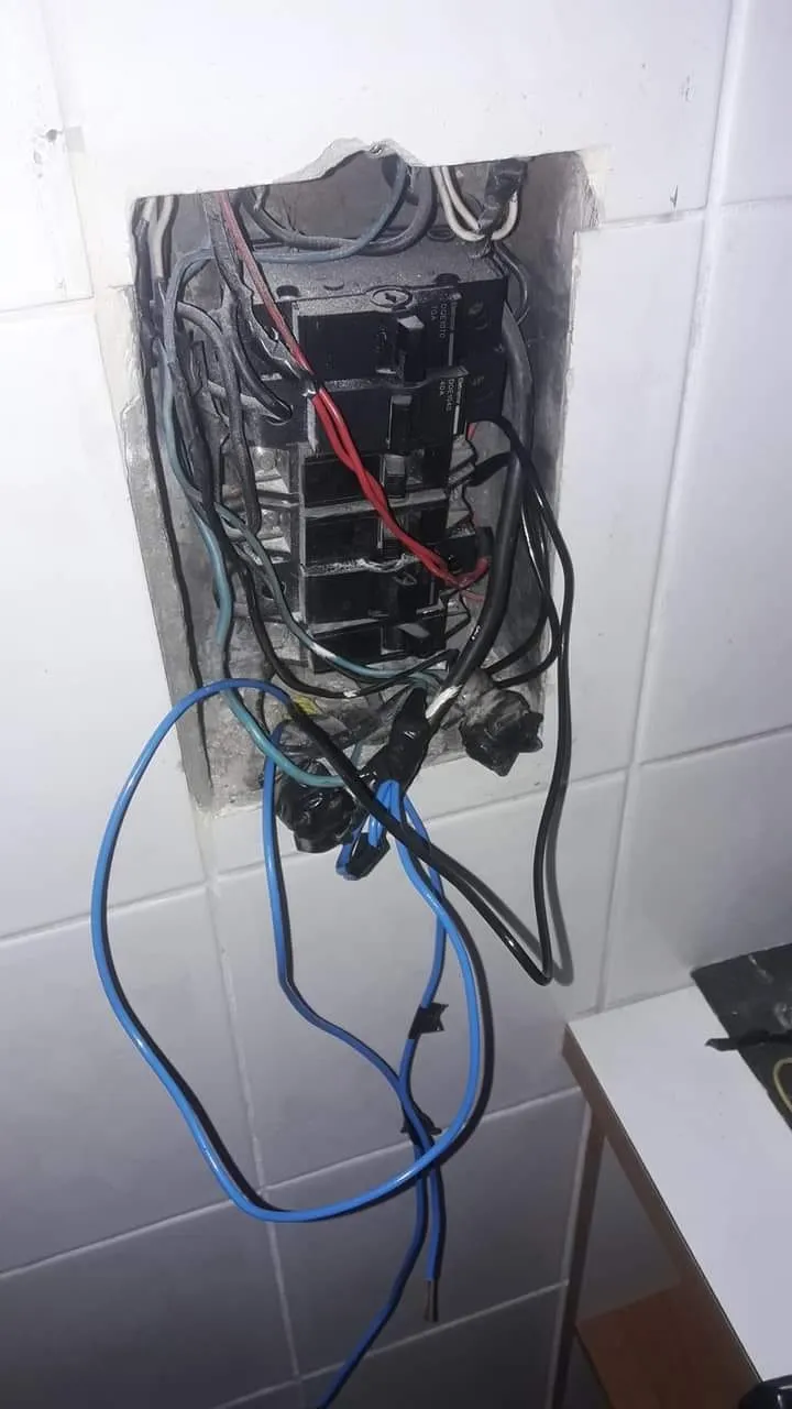 Fiação solta e desorganizada saindo de um quadro