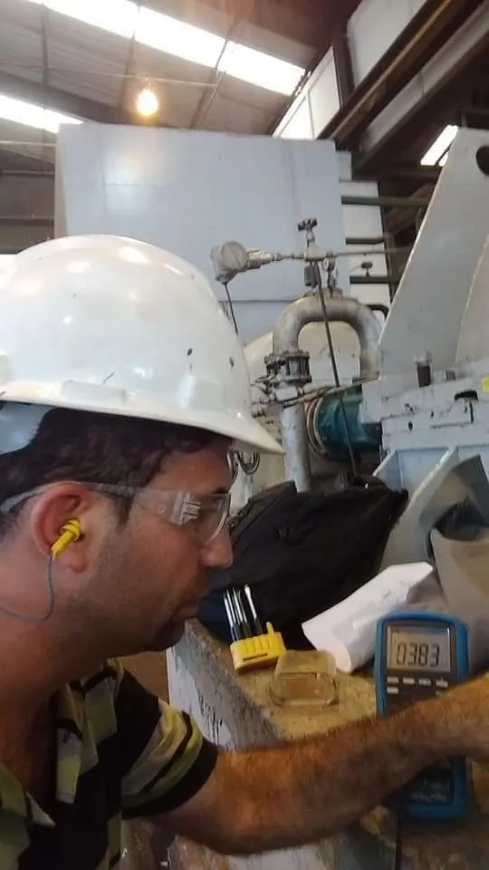 Engenheiro Márcio em manutenção de equipamento industrial