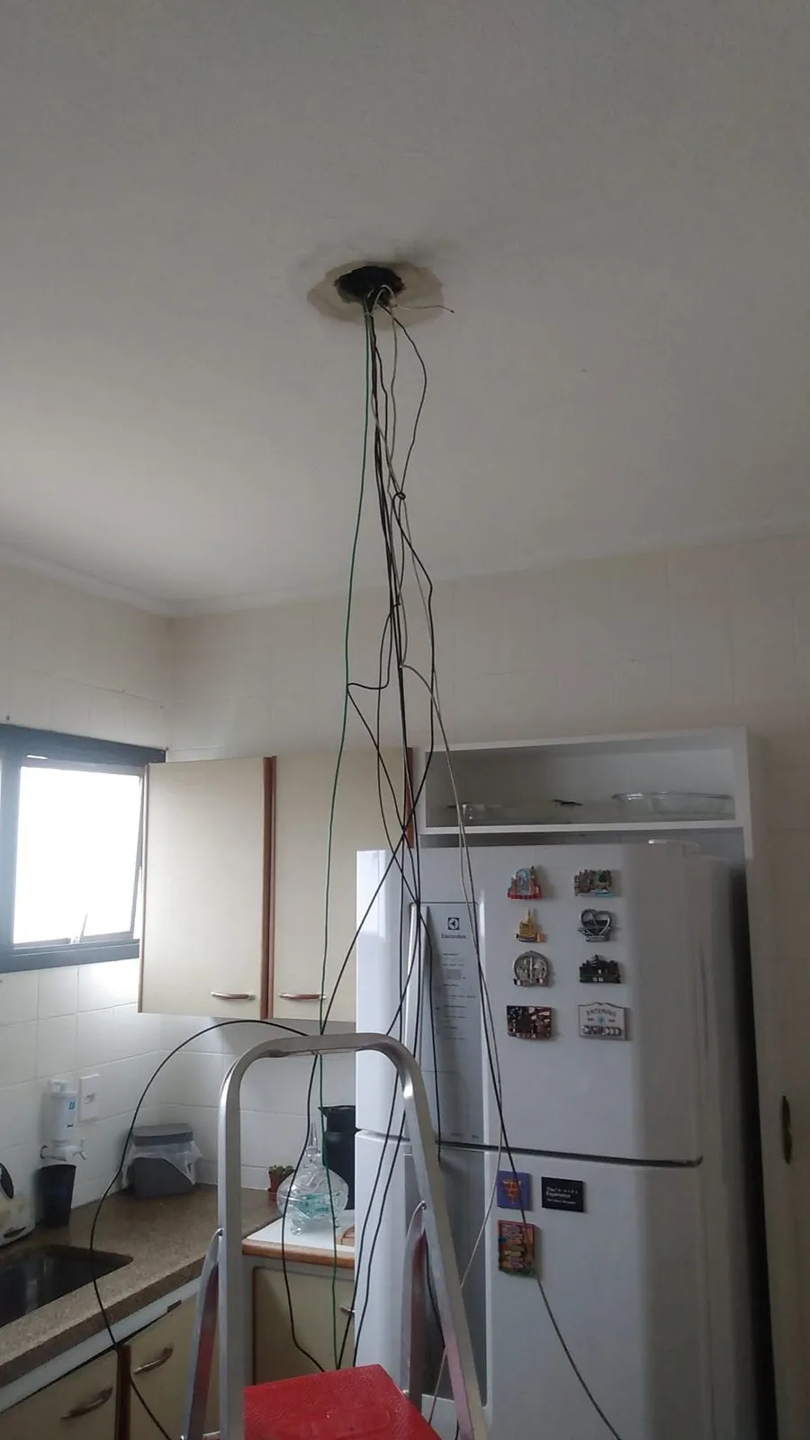 Passagem de circuitos no forro durante reforma elétrica
