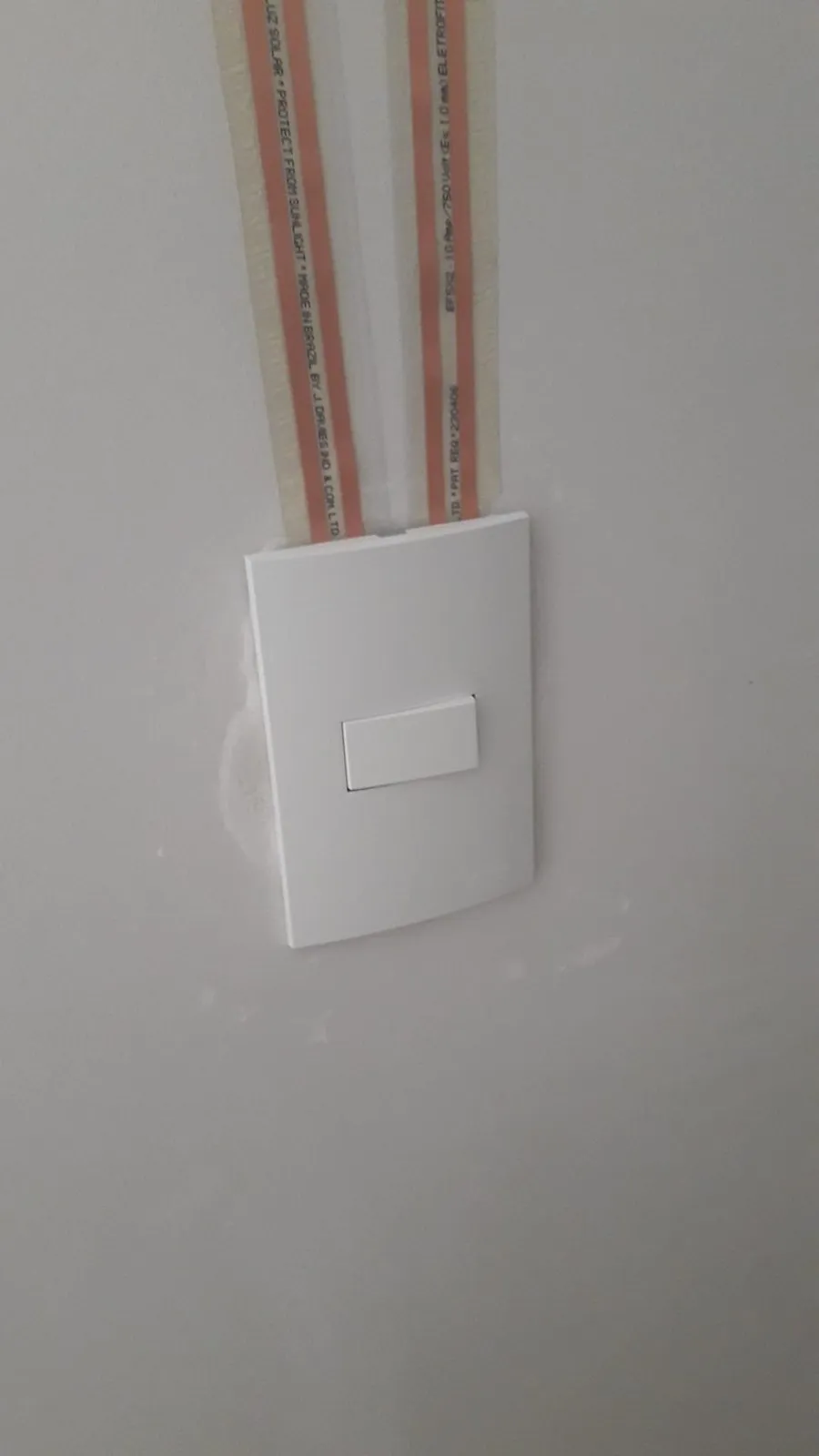 Interruptor novo com acabamento