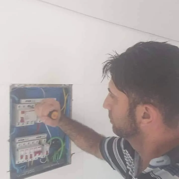 Engenheiro Márcio Zottino trabalhando em um quadro de distribuição