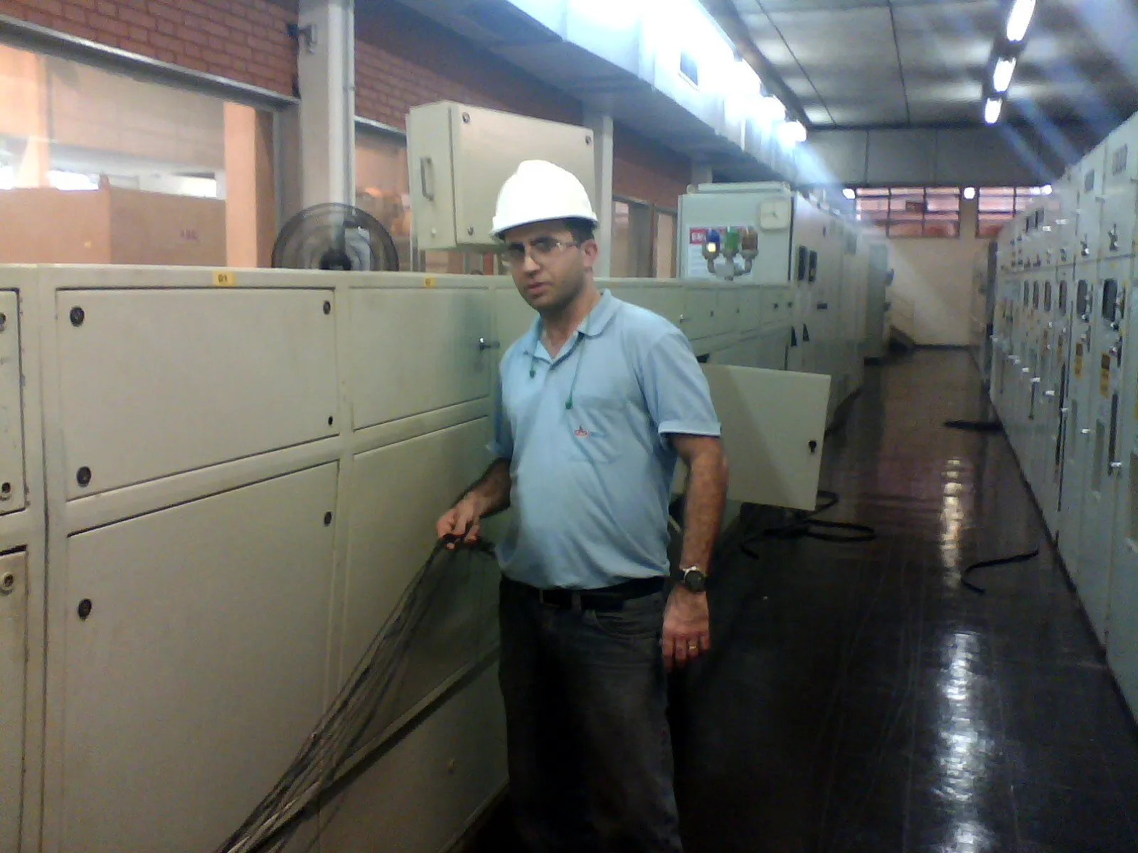 Engenheiro Márcio Zottino em sala de painéis elétricos industriais