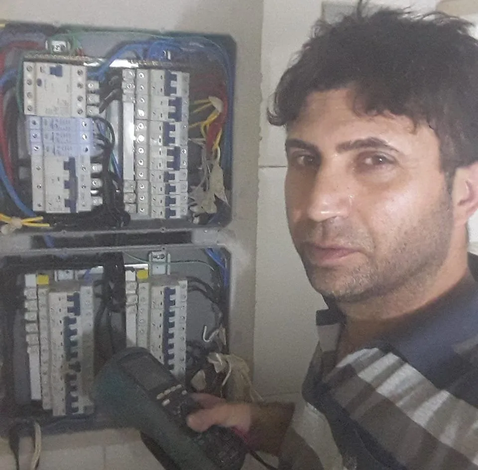 Engenheiro Márcio Zottino ao lado de quadros elétricos que modernizou