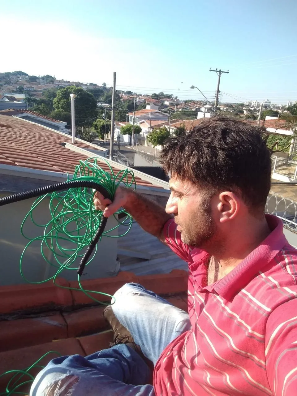 Engenheiro Márcio Zottino passando cabos no telhado