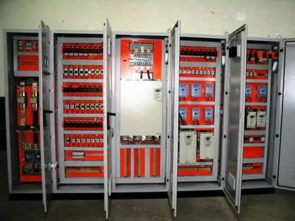 Painéis elétricos industriais de comando abertos, com barramentos e disjuntores