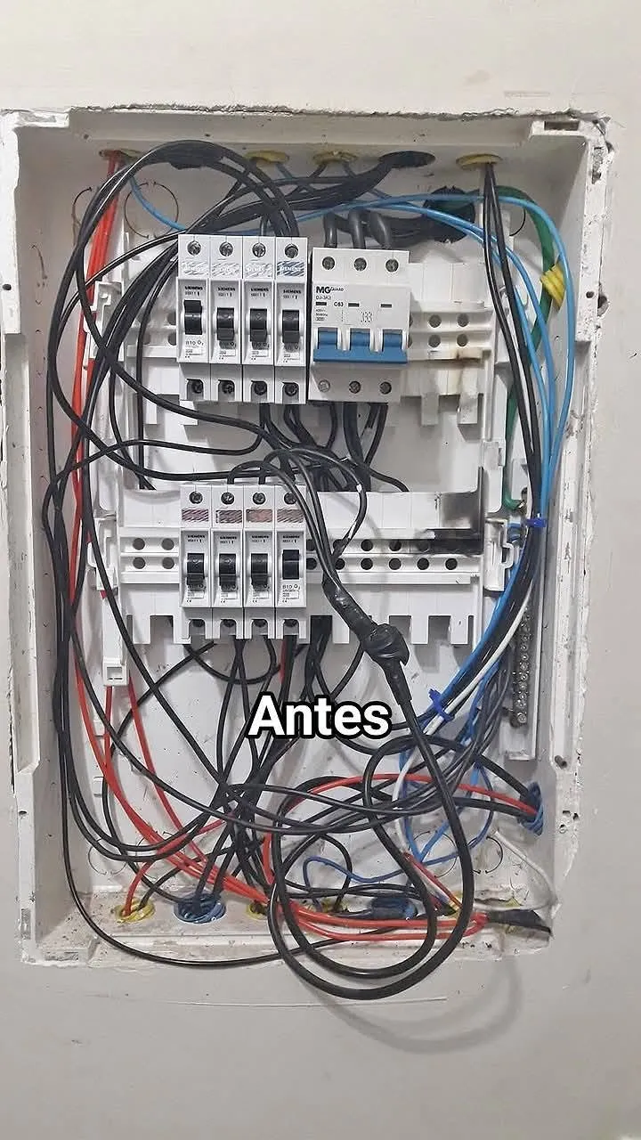 Antes: Quadro reorganizado, com disjuntores e contatores novos