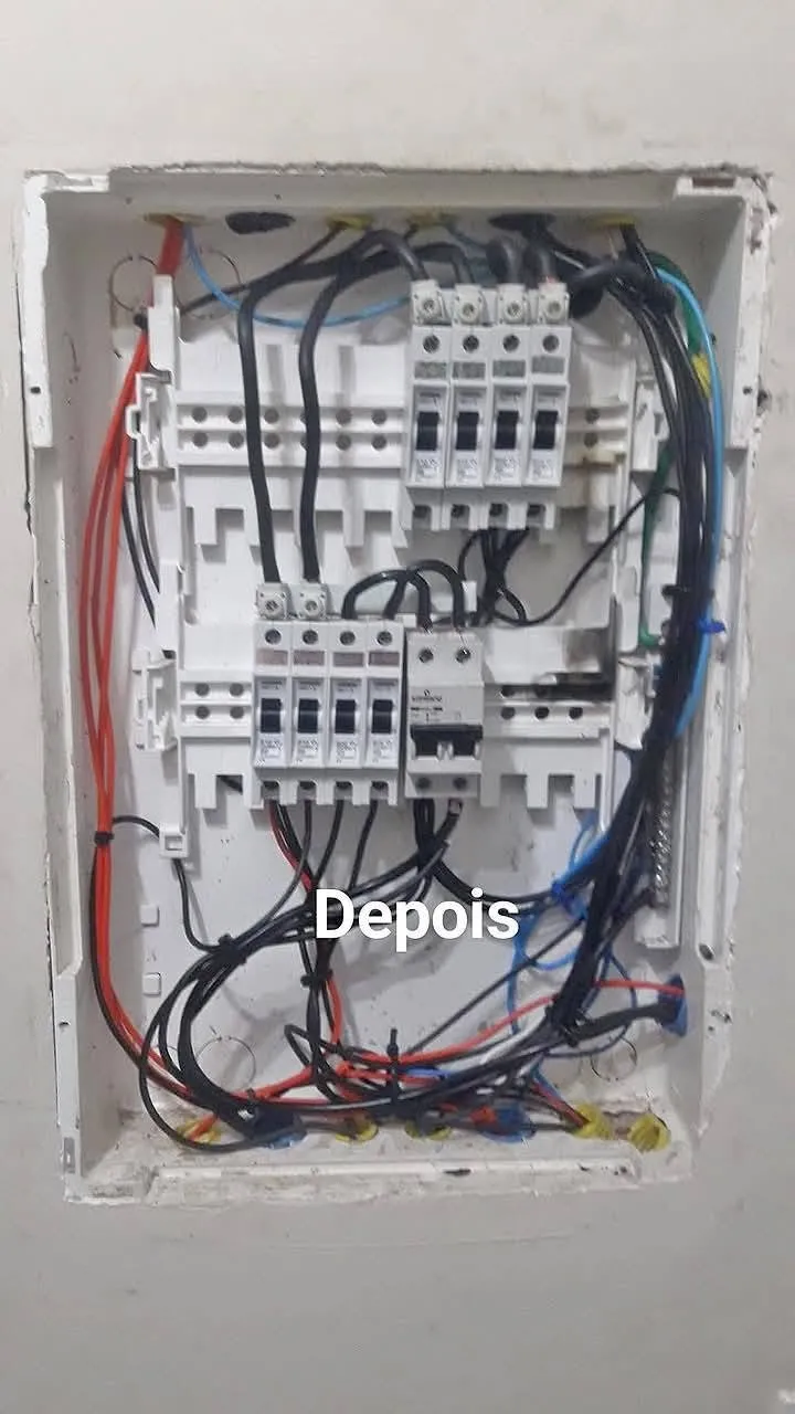 Depois: Quadro reorganizado, com disjuntores e contatores novos