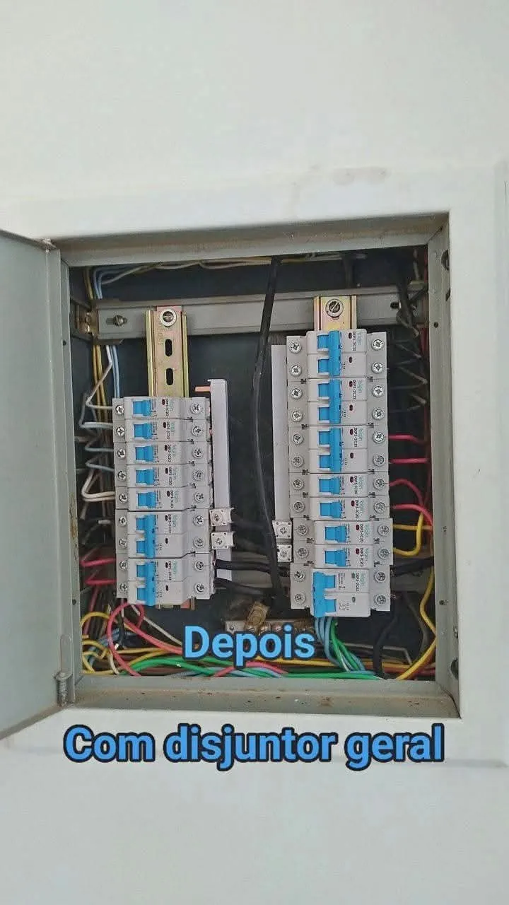 Depois: Quadro antigo trocado por quadro novo com disjuntor geral