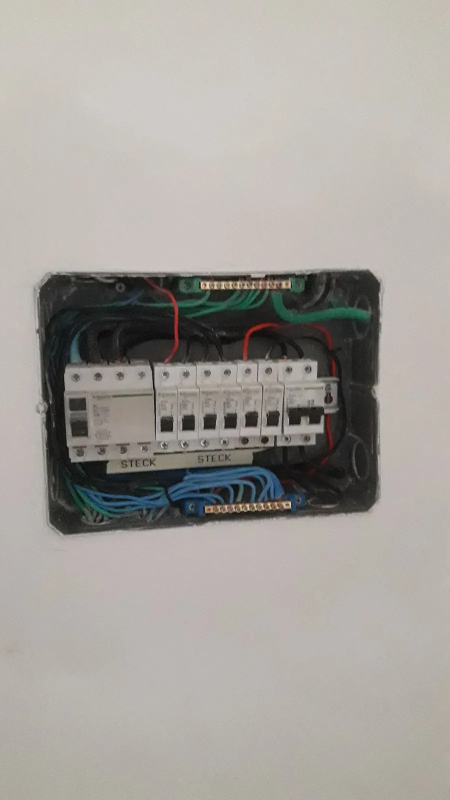Quadro de distribuição residencial montado com disjuntores DIN