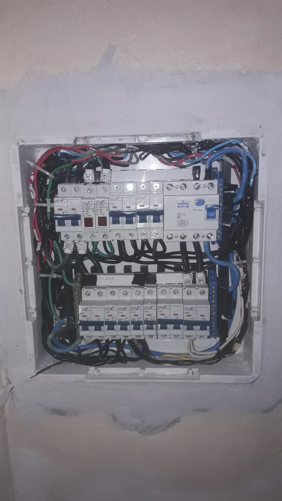 Quadro de distribuição com circuitos organizados e identificados