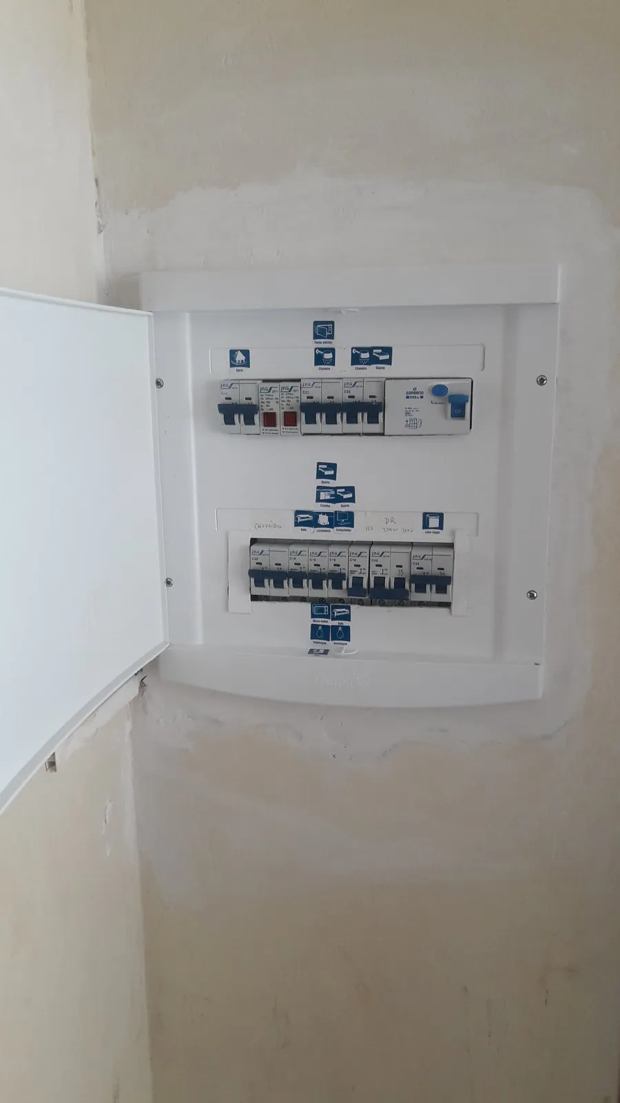 Quadro elétrico finalizado com tampa e identificação dos circuitos