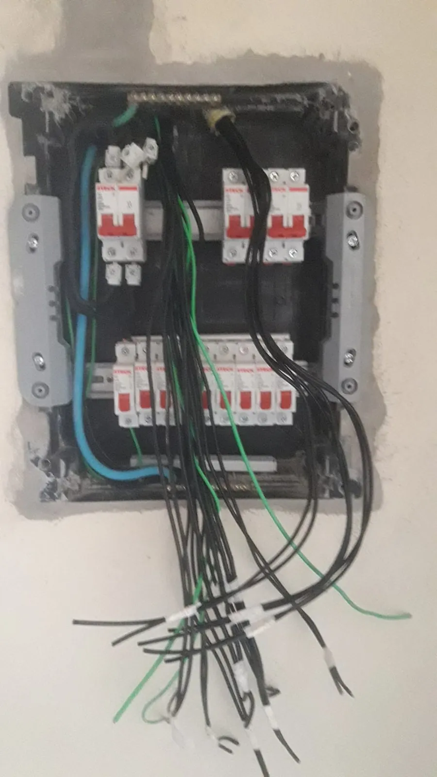 Montagem de quadro de distribuição com cabos organizados