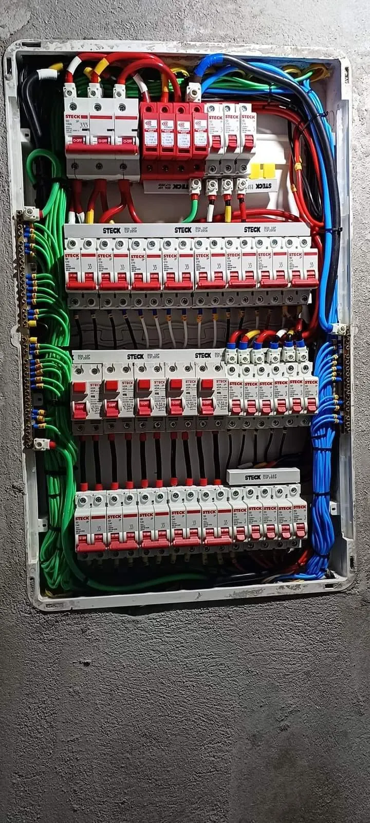 Quadro elétrico de grande porte com barramentos e disjuntores novos