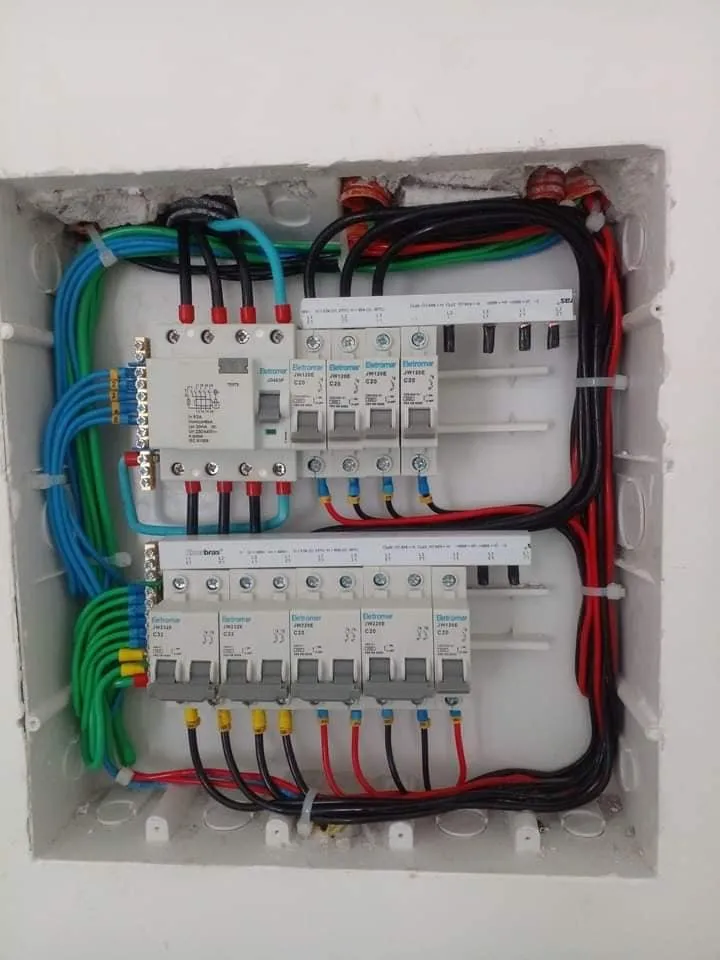 Quadro elétrico com fiação organizada por cores e DR