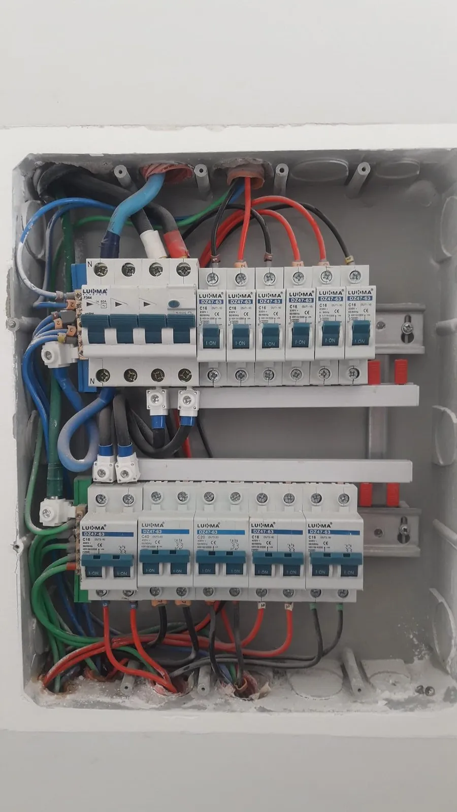 Quadro de distribuição com disjuntores e DR recém-instalados
