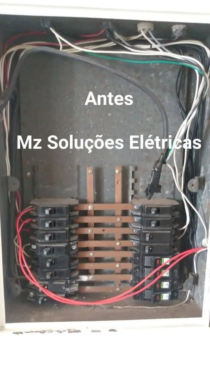 Quadro antigo com disjuntores de encaixe e barramento exposto