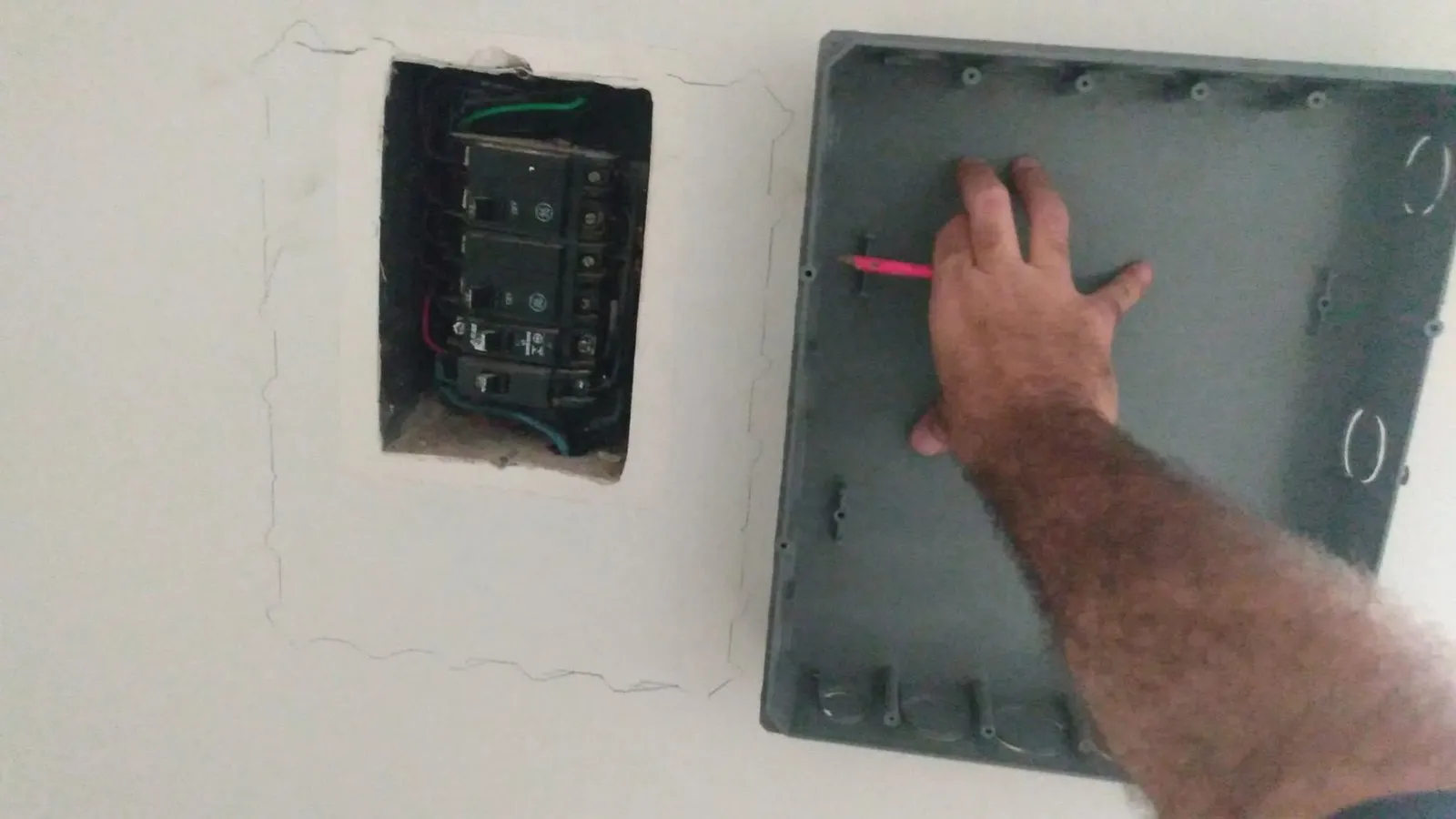 Quadro antigo embutido na parede, aberto para a troca