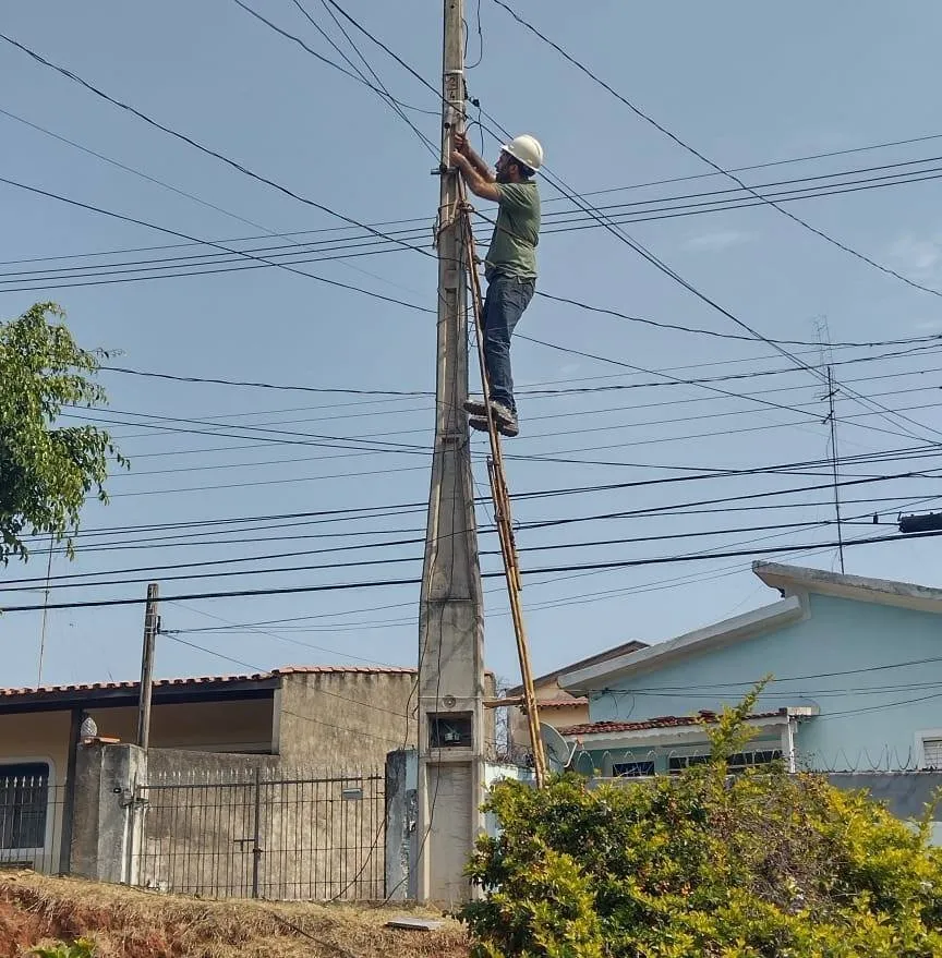 Trabalho no poste para ligação de entrada de energia