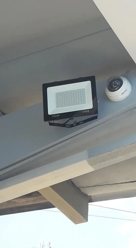 Refletor de LED instalado em área externa