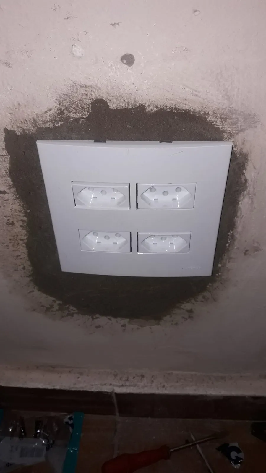 Tomadas novas instaladas na parede