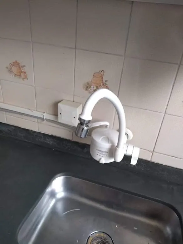 Torneira elétrica instalada na cozinha